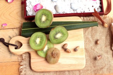 Kivi meyve sulu yeşil ahşap arka plan üzerinde.