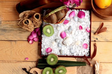 Kivi meyve sulu yeşil ahşap arka plan üzerinde.