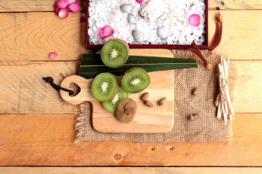 Kivi meyve sulu yeşil ahşap arka plan üzerinde.