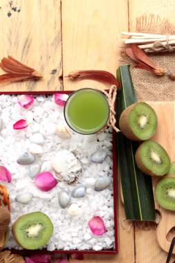 Kivi meyve sulu yeşil ve lezzetli kivi suyu.