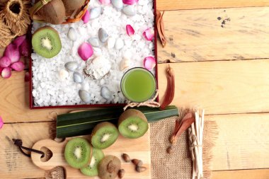 Kivi meyve sulu yeşil ve lezzetli kivi suyu.