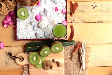 Kivi meyve sulu yeşil ve lezzetli kivi suyu.