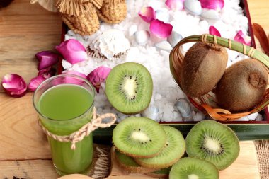 Kivi meyve sulu yeşil ve lezzetli kivi suyu.