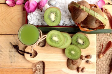 Kivi meyve sulu yeşil ve lezzetli kivi suyu.