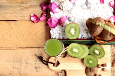 Kivi meyve sulu yeşil ve lezzetli kivi suyu.