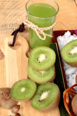 Kivi meyve sulu yeşil ve lezzetli kivi suyu.