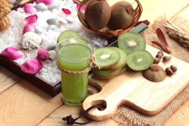 Kivi meyve sulu yeşil ve lezzetli kivi suyu.