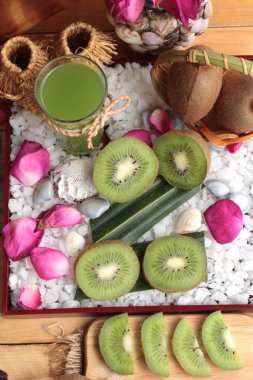 Kivi meyve sulu yeşil ve lezzetli kivi suyu.