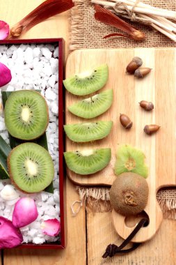 Kivi meyve sulu yeşil ahşap arka plan üzerinde.