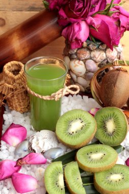 Kivi meyve sulu yeşil ve lezzetli kivi suyu.