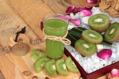 Kivi meyve sulu yeşil ve lezzetli kivi suyu.