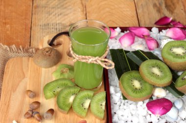 Kivi meyve sulu yeşil ve lezzetli kivi suyu.