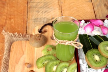 Kivi meyve sulu yeşil ve lezzetli kivi suyu.