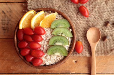 Meyve, kivi, portakal, domates, kivi suyu ile yulaf gevreği.