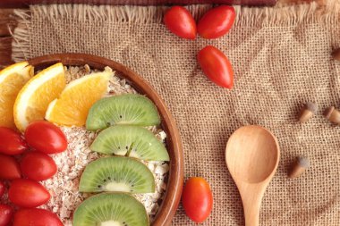 Meyve, kivi, portakal, domates, kivi suyu ile yulaf gevreği.