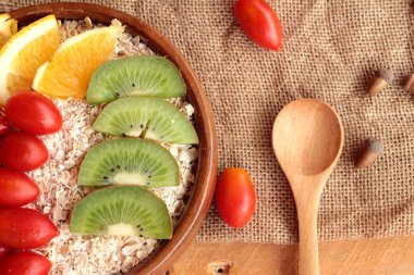 Meyve, kivi, portakal, domates, kivi suyu ile yulaf gevreği.