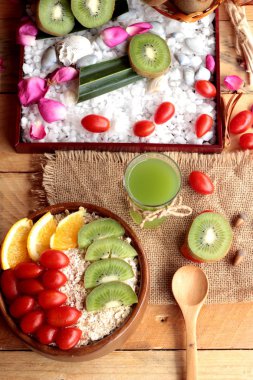 Meyve, kivi, portakal, domates, kivi suyu ile yulaf gevreği.