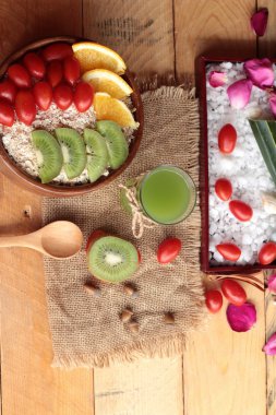 Meyve, kivi, portakal, domates, kivi suyu ile yulaf gevreği.