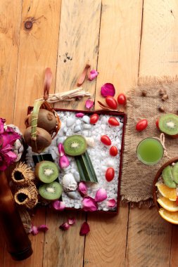 Meyve, kivi, portakal, domates, kivi suyu ile yulaf gevreği.