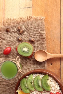 Meyve, kivi, portakal, domates, kivi suyu ile yulaf gevreği.