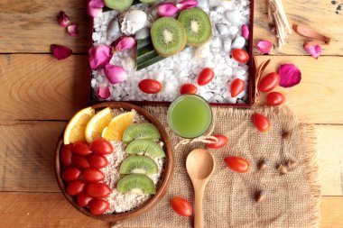 Meyve, kivi, portakal, domates, kivi suyu ile yulaf gevreği.