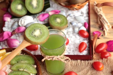 Meyve, kivi, portakal, domates, kivi suyu ile yulaf gevreği.