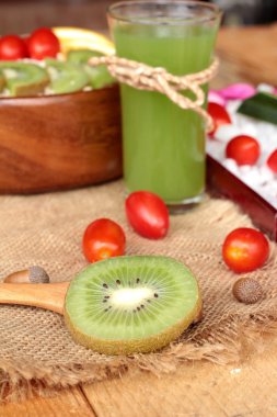 Meyve, kivi, portakal, domates, kivi suyu ile yulaf gevreği.