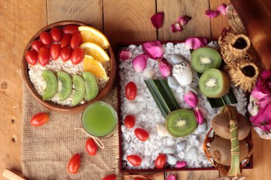 Meyve, kivi, portakal, domates, kivi suyu ile yulaf gevreği.