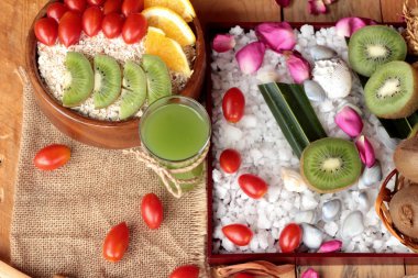 Meyve, kivi, portakal, domates, kivi suyu ile yulaf gevreği.