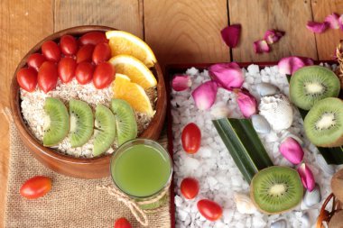 Meyve, kivi, portakal, domates, kivi suyu ile yulaf gevreği.