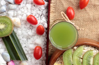 Meyve, kivi, portakal, domates, kivi suyu ile yulaf gevreği.