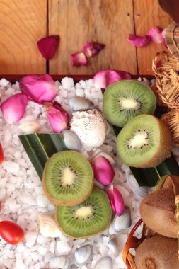 Kivi meyve sulu yeşil ahşap arka plan üzerinde.