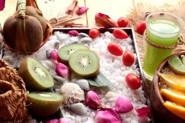 Meyve, kivi, portakal, domates, kivi suyu ile yulaf gevreği.