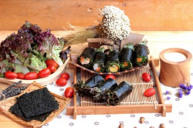 Sebze salatası ile deniz yosunu böreği sarılmış..