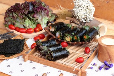 Sebze salatası ile deniz yosunu böreği sarılmış..