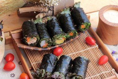 Sebze salatası ile deniz yosunu böreği sarılmış..