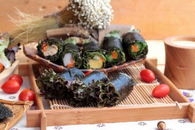 Sebze salatası ile deniz yosunu böreği sarılmış..