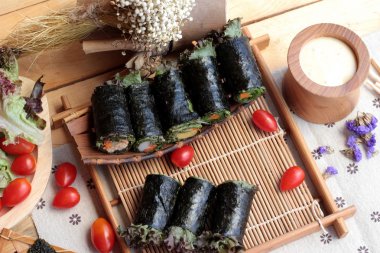 Sebze salatası ile deniz yosunu böreği sarılmış..