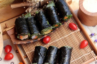 Sebze salatası ile deniz yosunu böreği sarılmış..