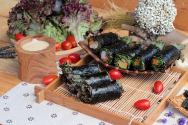 Sebze salatası ile deniz yosunu böreği sarılmış..