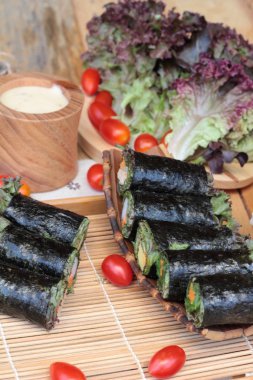 Sebze salatası ile deniz yosunu böreği sarılmış..