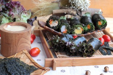 Sebze salatası ile deniz yosunu böreği sarılmış..