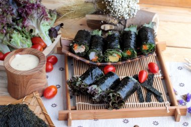 Sebze salatası ile deniz yosunu böreği sarılmış..