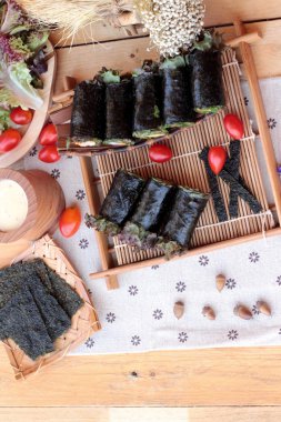 Sebze salatası ile deniz yosunu böreği sarılmış..