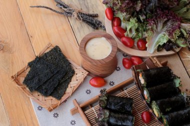 Sebze salatası ile deniz yosunu böreği sarılmış..