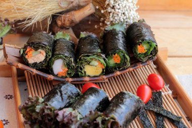 Sebze salatası ile deniz yosunu böreği sarılmış..