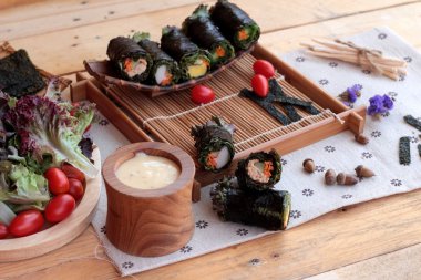 Sebze salatası ile deniz yosunu böreği sarılmış..