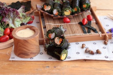 Sebze salatası ile deniz yosunu böreği sarılmış..