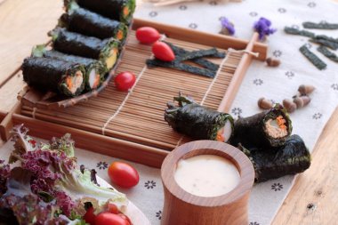 Sebze salatası ile deniz yosunu böreği sarılmış..