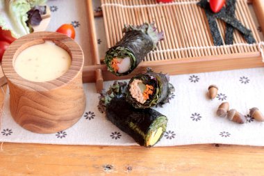 Sebze salatası ile deniz yosunu böreği sarılmış..